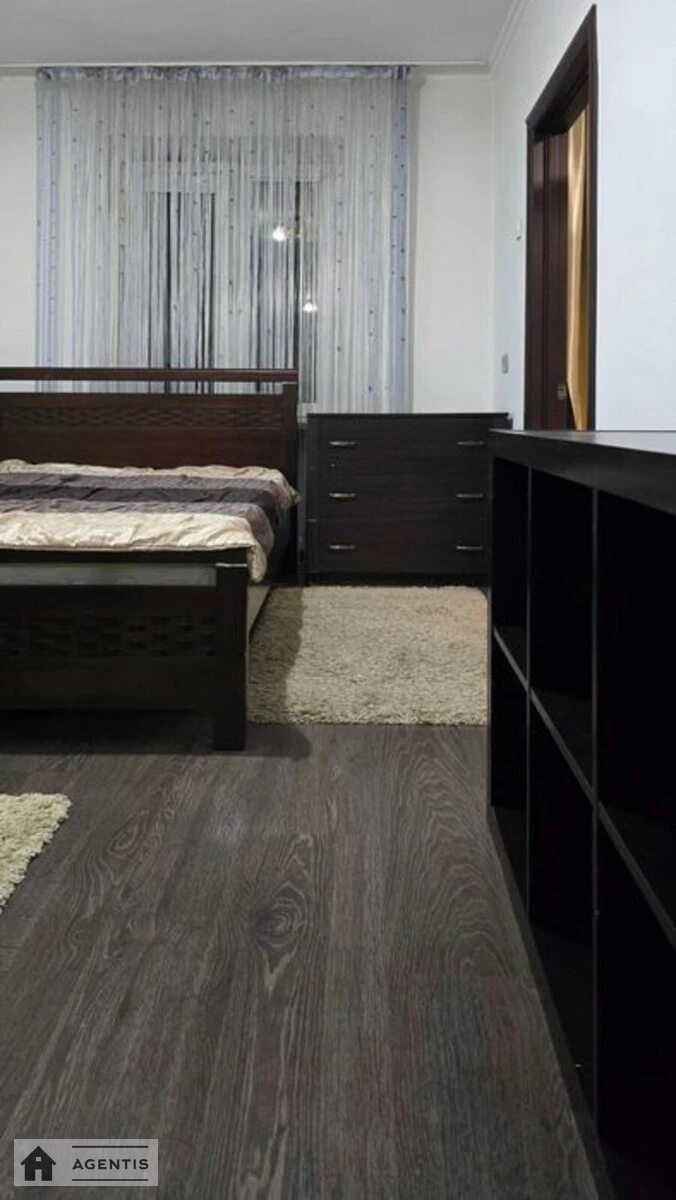 Сдам квартиру 2 комнаты, 48 m², 2 эт./5 этажей. 2, Госпитальная 2, Киев. 