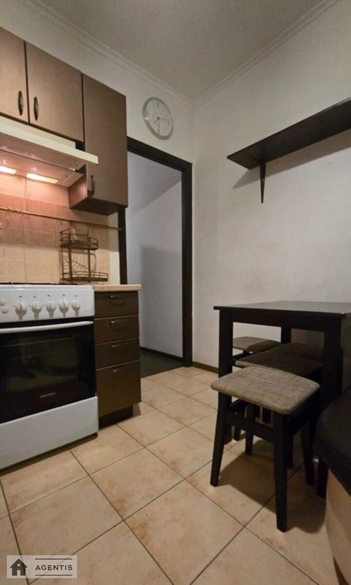 Сдам квартиру 2 комнаты, 48 m², 2 эт./5 этажей. 2, Госпитальная 2, Киев. 