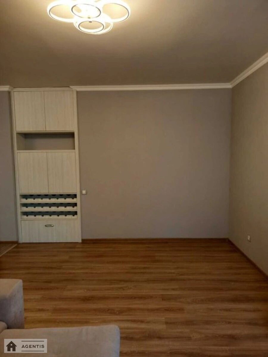 Здам квартиру 2 кімнати, 70 m², 3 пов./9 поверхів. Регенераторна, Київ. 