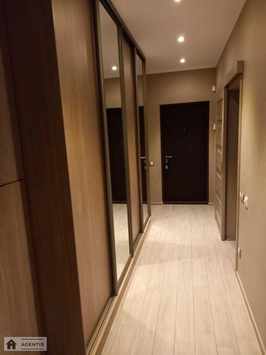 Здам квартиру 2 кімнати, 70 m², 3 пов./9 поверхів. Регенераторна, Київ. 