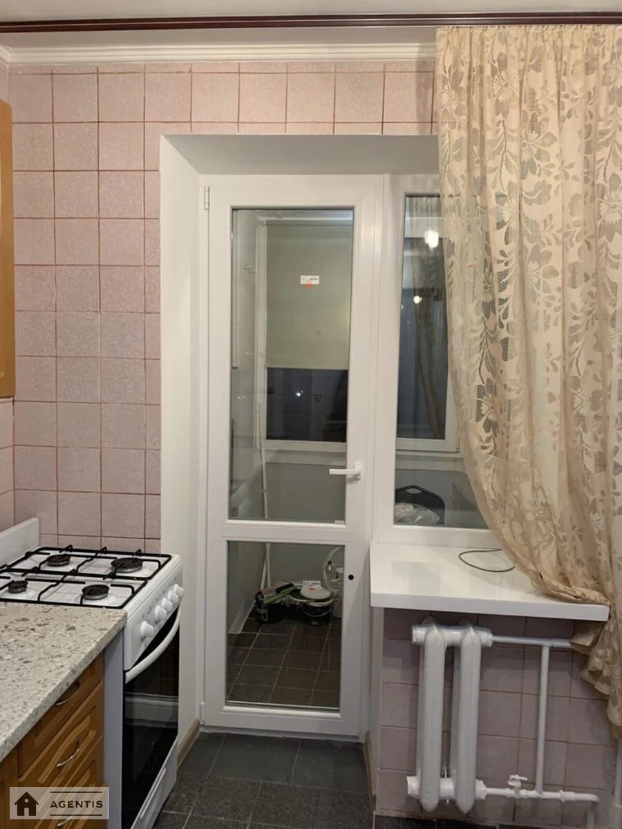 Apartment for rent 1 room, 40 m², 3rd fl./10 floors. 5, Anny Akhmatovoyi vul., Kyiv. 