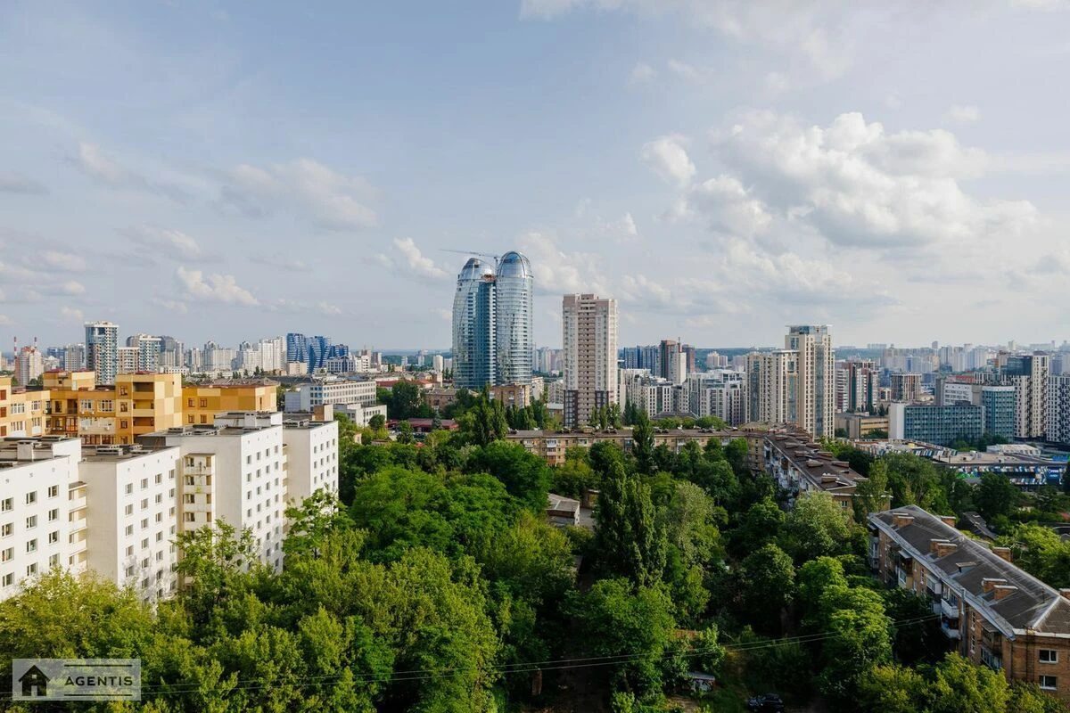 Сдам квартиру 3 комнаты, 125 m², 14 эт./18 этажей. 36, Євгена Коновальця вул. (Щорса), Киев. 