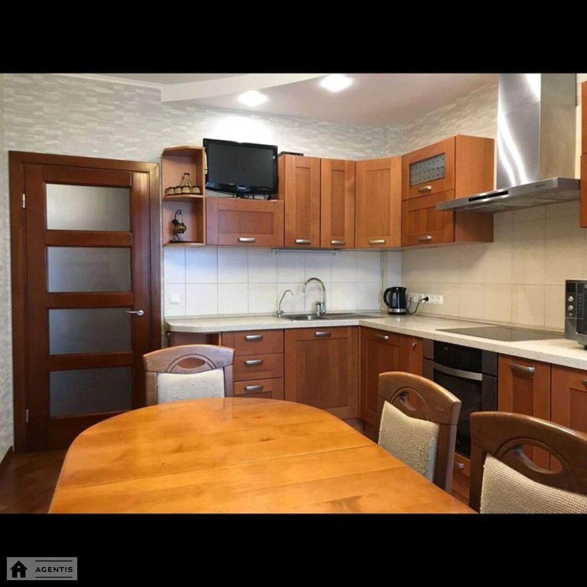 Сдам квартиру 3 комнаты, 93 m², 12 эт./23 этажа. 8, Макеевская 8, Киев. 