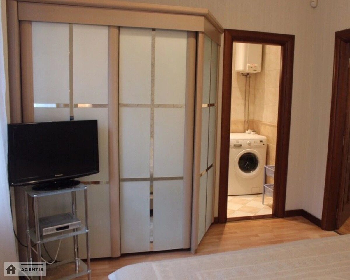 Apartment for rent 2 rooms, 51 m², 3rd fl./5 floors. 1, Gospitalniy 1, Kyiv. 