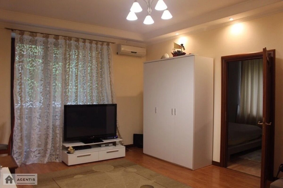 Apartment for rent 2 rooms, 51 m², 3rd fl./5 floors. 1, Gospitalniy 1, Kyiv. 