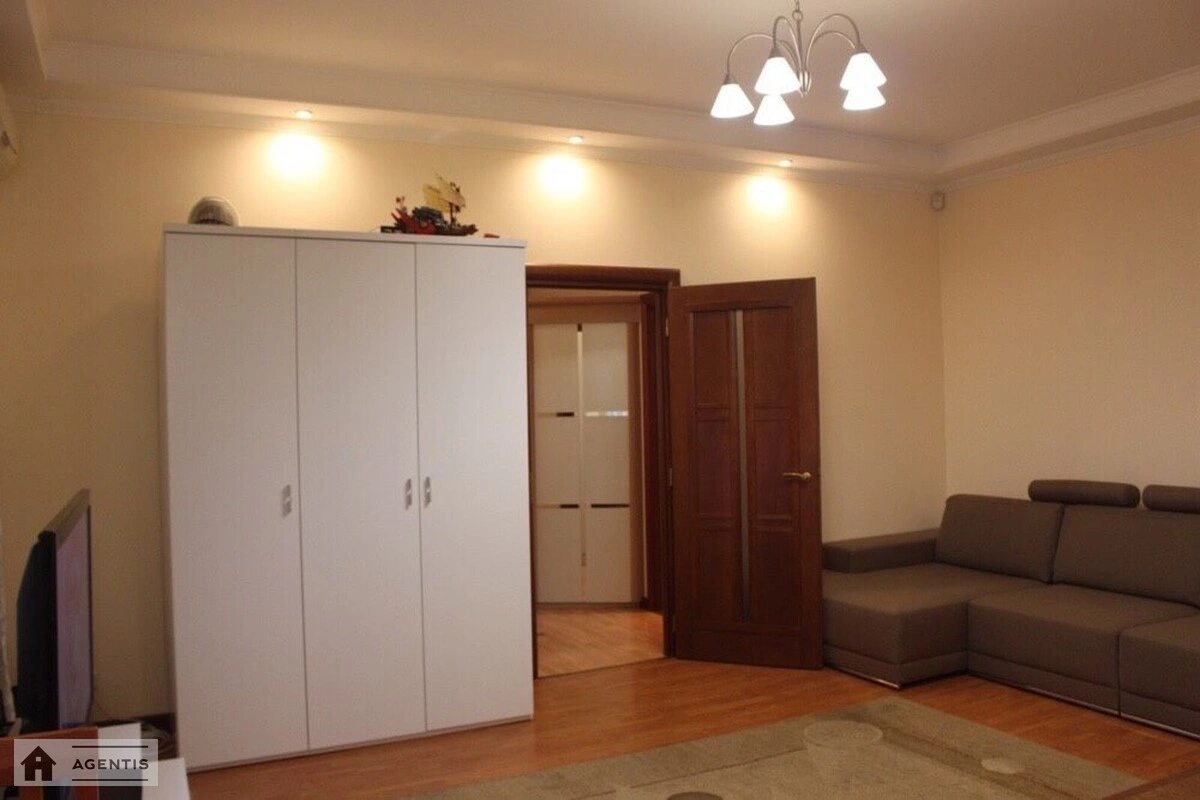 Apartment for rent 2 rooms, 51 m², 3rd fl./5 floors. 1, Gospitalniy 1, Kyiv. 