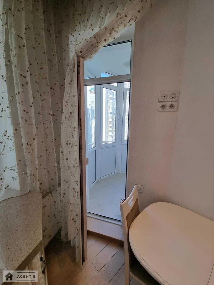 Сдам квартиру 2 комнаты, 93 m², 11 эт./25 этажей. Генерала Шаповала вул. (Механізаторів), Киев. 