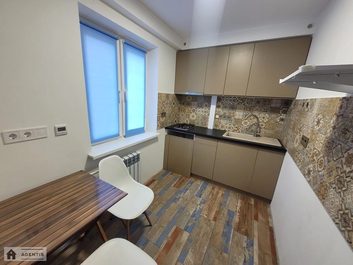 Apartment for rent 1 room, 29 m², 1st fl./5 floors. 10, Myroslava Popovycha vul. Semashka, Kyiv. 