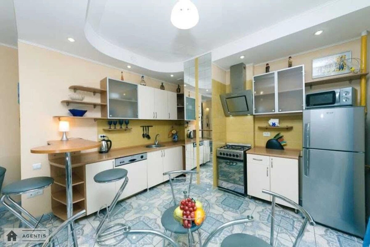 Apartment for rent 3 rooms, 80 m², 2nd fl./7 floors. 2, Yevhena Chykalenka vul. Pushkinska, Kyiv. 