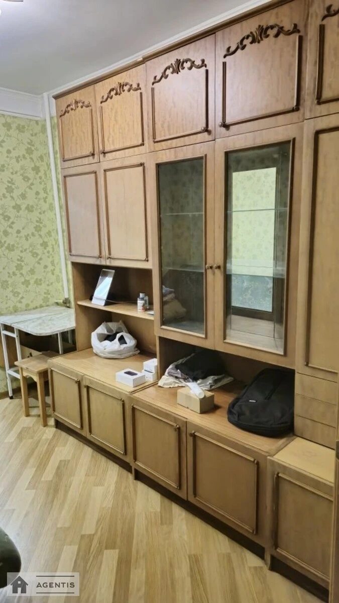 Apartment for rent 3 rooms, 50 m², 4th fl./9 floors. Dniprovs'ka embankment, Kyiv. 