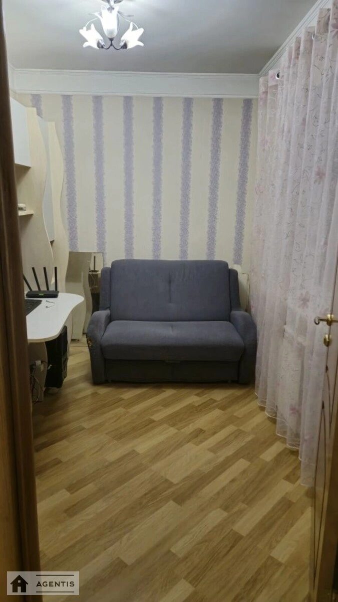 Apartment for rent 3 rooms, 50 m², 4th fl./9 floors. Dniprovs'ka embankment, Kyiv. 