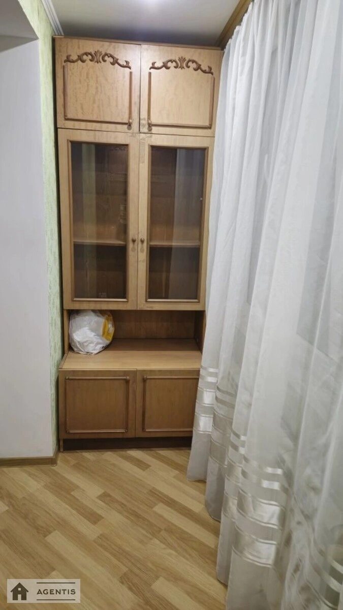 Apartment for rent 3 rooms, 50 m², 4th fl./9 floors. Dniprovs'ka embankment, Kyiv. 