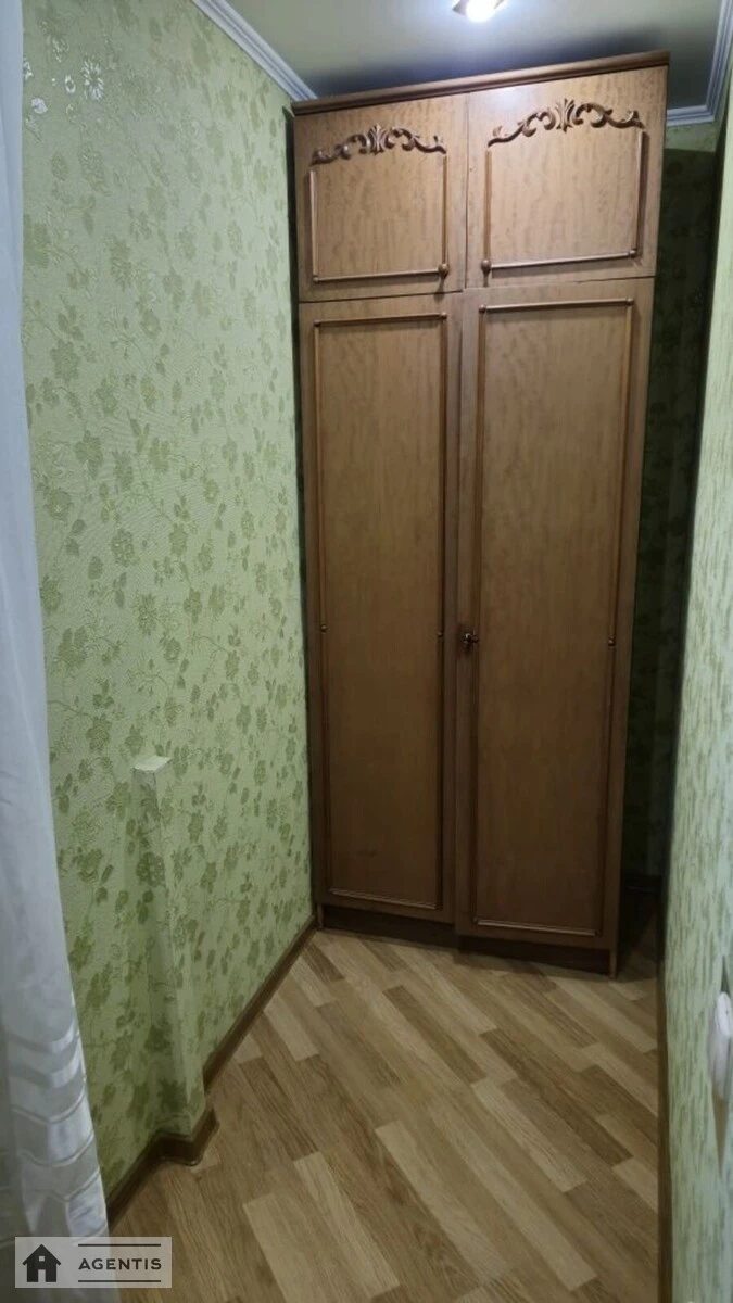 Здам квартиру 3 кімнати, 50 m², 4 пов./9 поверхів. Дніпровська набережна, Київ. 