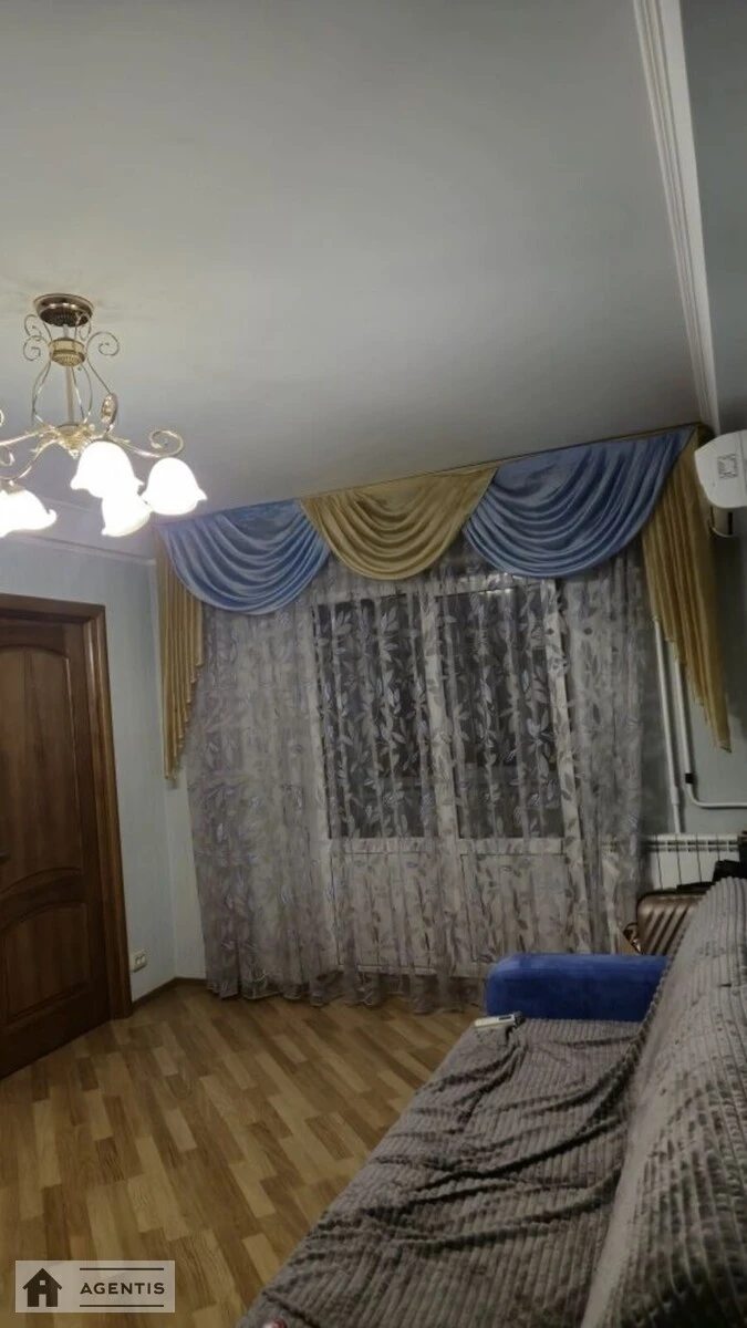 Apartment for rent 3 rooms, 50 m², 4th fl./9 floors. Dniprovs'ka embankment, Kyiv. 