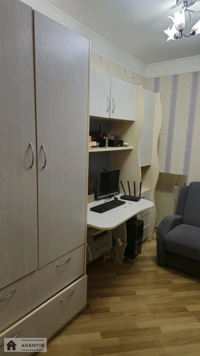 Apartment for rent 3 rooms, 50 m², 4th fl./9 floors. Dniprovs'ka embankment, Kyiv. 