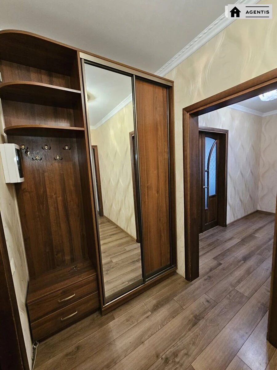 Сдам квартиру 2 комнаты, 75 m², 16 эт./25 этажей. 38, Урловская 38, Киев. 