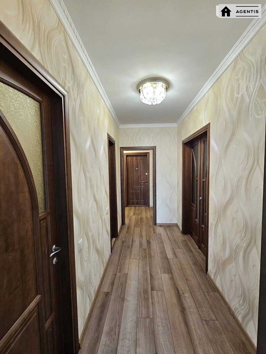 Сдам квартиру 2 комнаты, 75 m², 16 эт./25 этажей. 38, Урловская 38, Киев. 