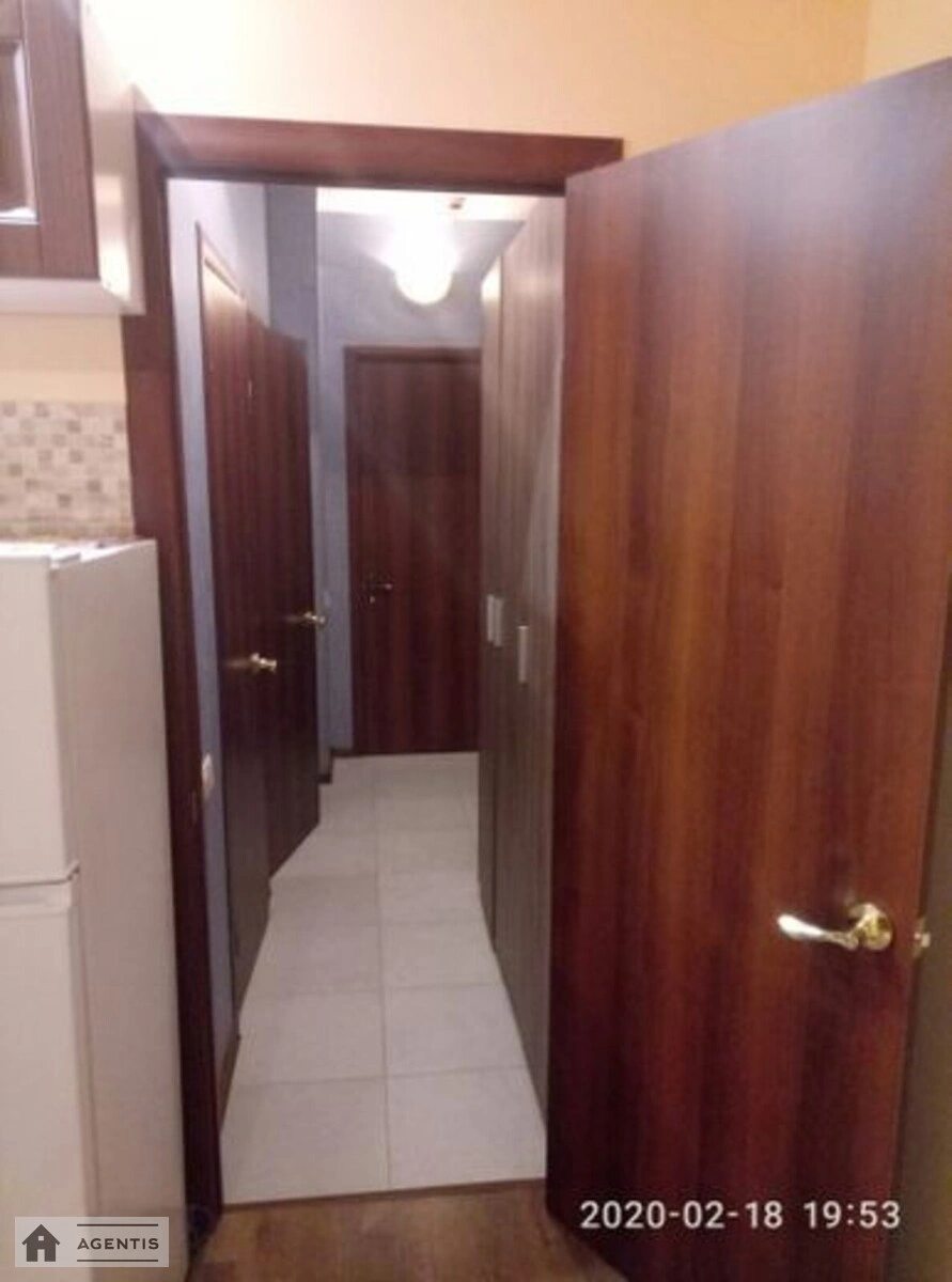 Сдам квартиру 1 комната, 30 m², 4 эт./26 этажей. Полевая, Киев. 