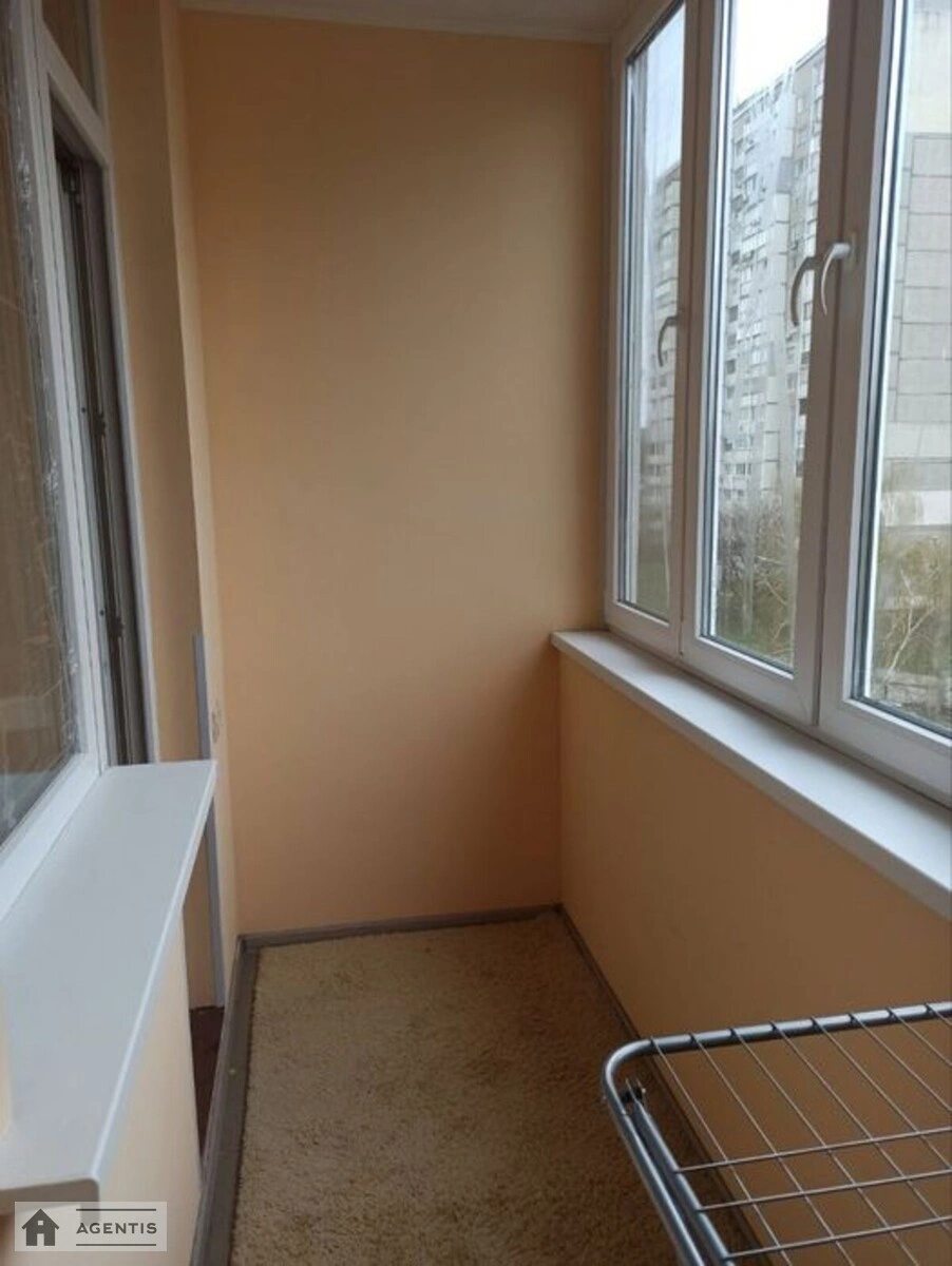 Apartment for rent 1 room, 30 m², 4th fl./26 floors. Polova, Kyiv. 