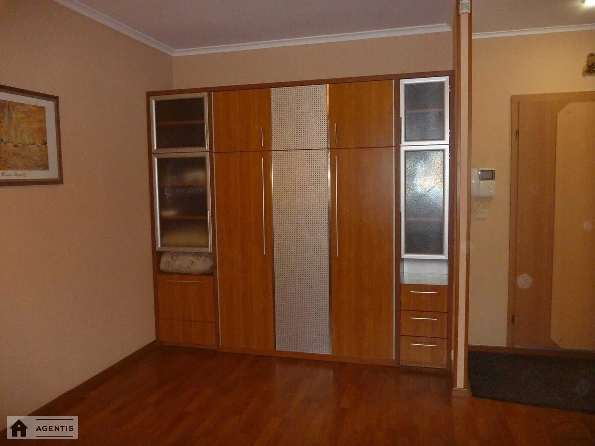 Сдам квартиру 1 комната, 40 m², 3 эт./9 этажей. Дарвина, Киев. 