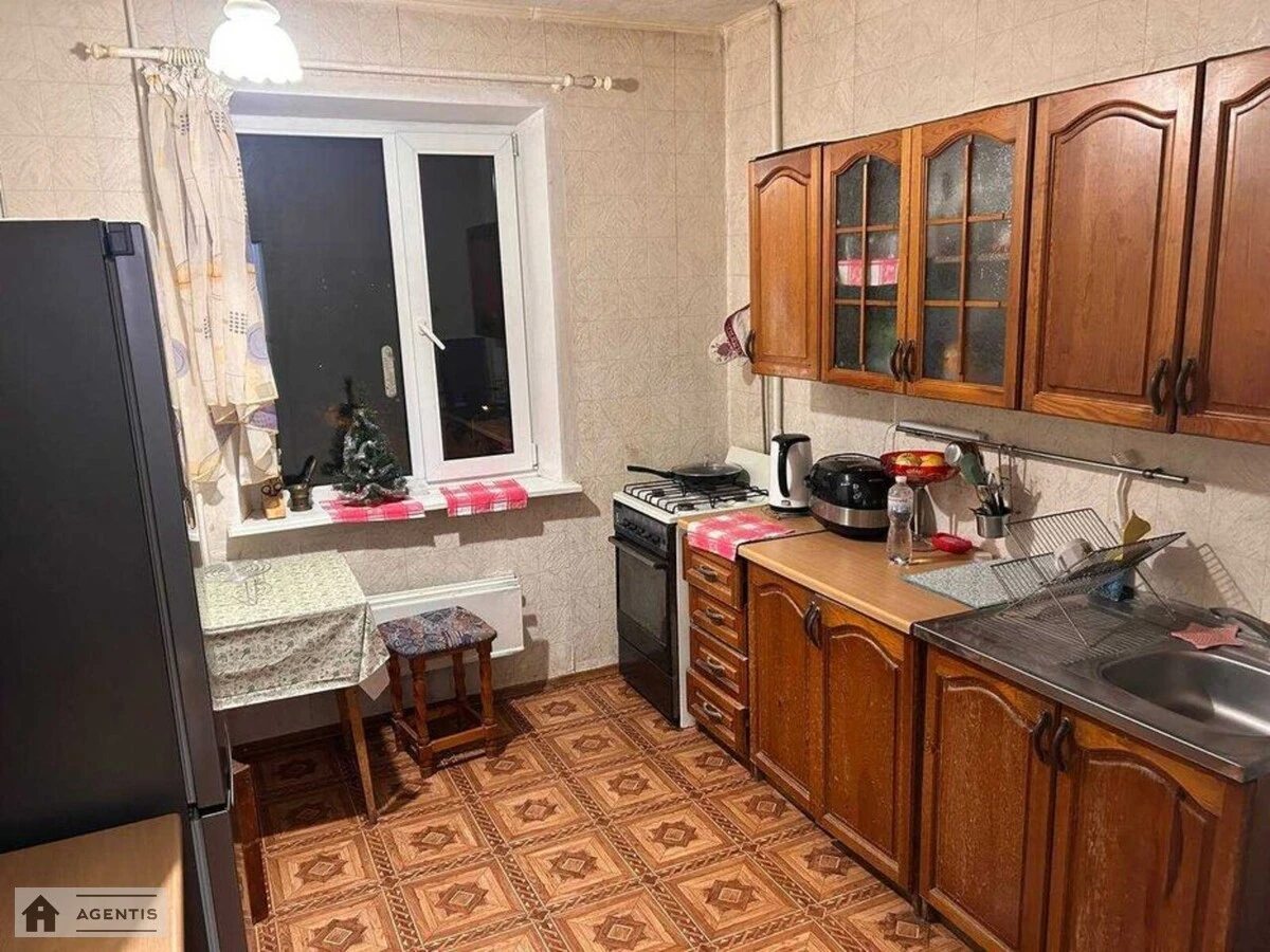 Сдам квартиру 3 комнаты, 90 m², 8 эт./10 этажей. 14, Радунская 14, Киев. 