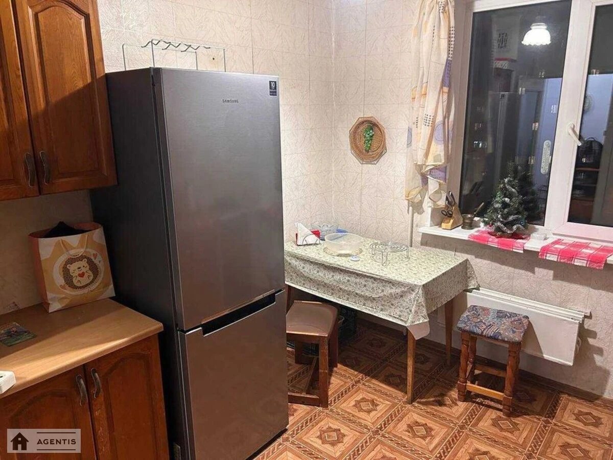 Сдам квартиру 3 комнаты, 90 m², 8 эт./10 этажей. 14, Радунская 14, Киев. 