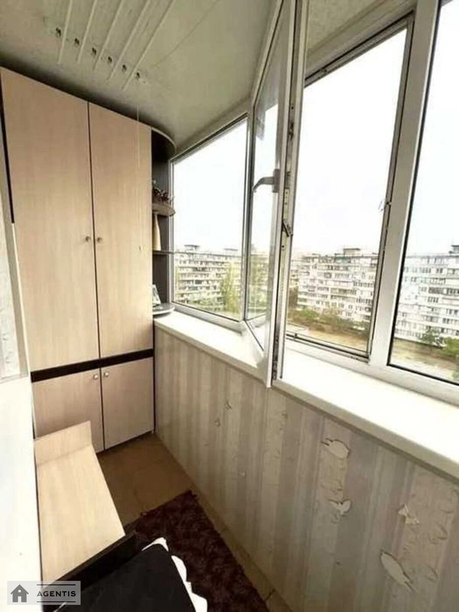 Сдам квартиру 2 комнаты, 46 m², 8 эт./9 этажей. 9, Днепровская набережная 9, Киев. 