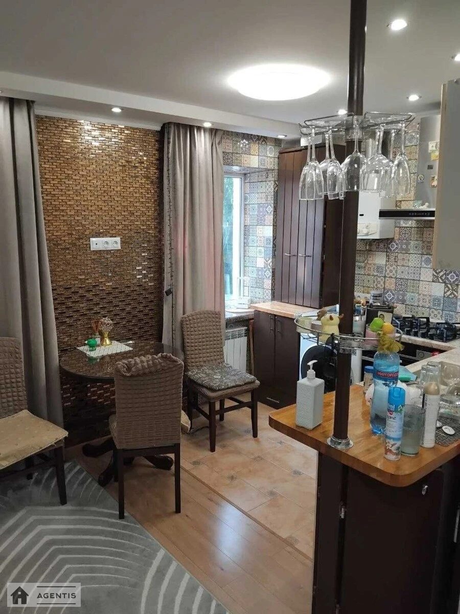 Здам квартиру 1 кімната, 29 m², 3 пов./5 поверхів. 87, Автозаводська 87, Київ. 