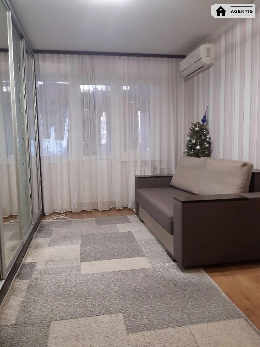 Здам квартиру 1 кімната, 32 m², 3 пов./5 поверхів. 16, Любомира Гузара просп. (Космонавта Комарова), Київ. 