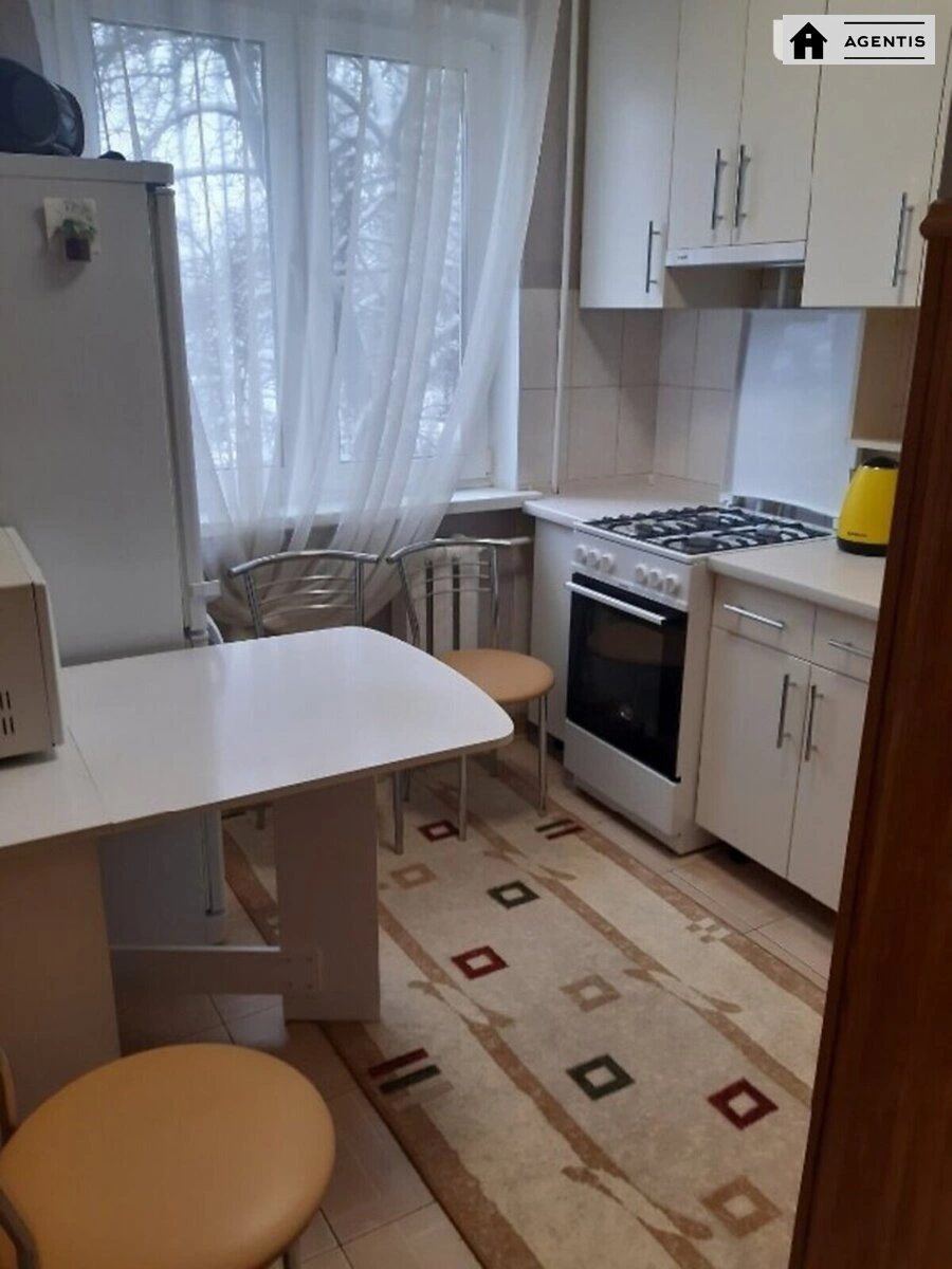 Здам квартиру 1 кімната, 32 m², 3 пов./5 поверхів. 16, Любомира Гузара просп. (Космонавта Комарова), Київ. 