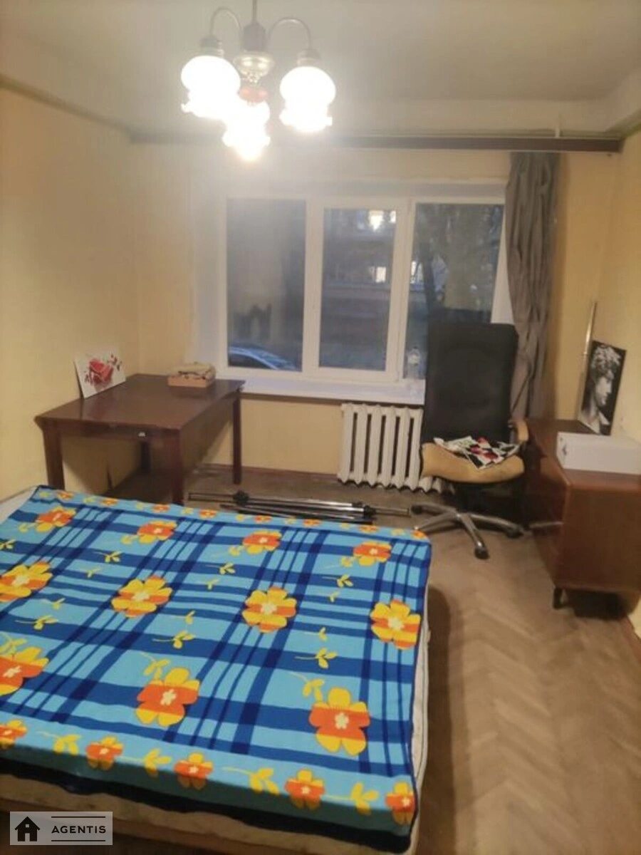 Здам квартиру 3 кімнати, 59 m², 1 пов./5 поверхів. Святошинський район, Київ. 