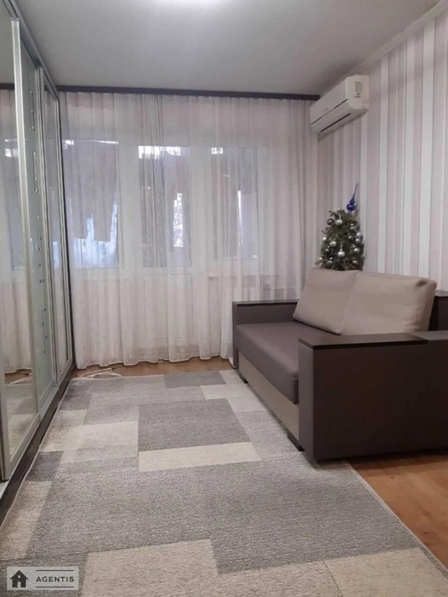 Здам квартиру 1 кімната, 32 m², 3 пов./5 поверхів. 16, Любомира Гузара просп. (Космонавта Комарова), Київ. 