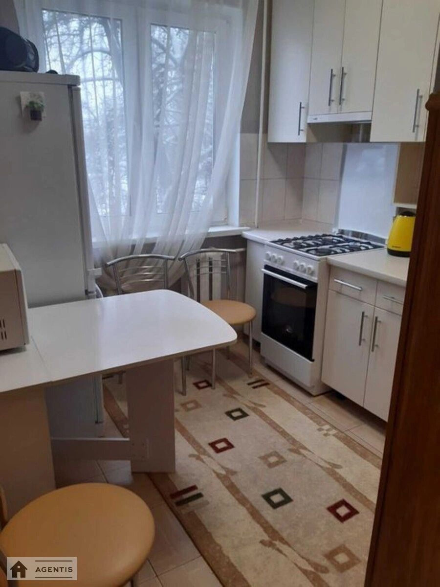 Здам квартиру 1 кімната, 32 m², 3 пов./5 поверхів. 16, Любомира Гузара просп. (Космонавта Комарова), Київ. 