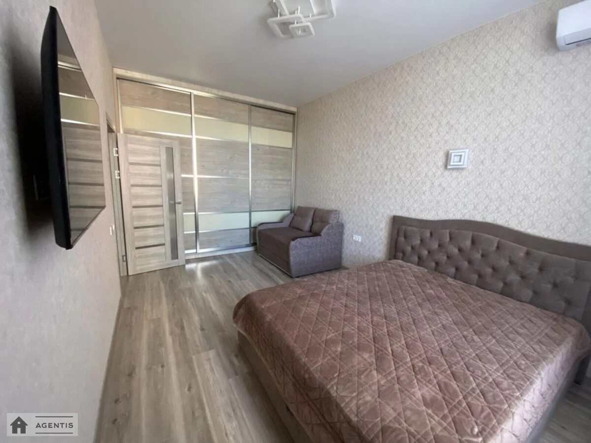 Здам квартиру 1 кімната, 38 m², 7 пов./9 поверхів. Бережанська. 