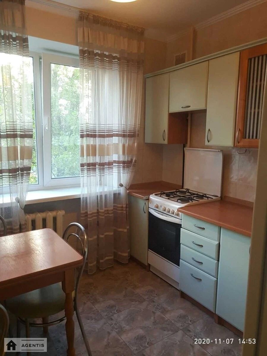 Сдам квартиру 1 комната, 39 m², 2 эт./9 этажей. 32, Татарская 32, Киев. 