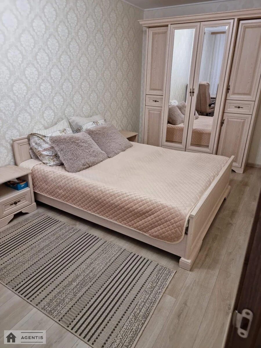 Сдам квартиру 2 комнаты, 47 m², 1 эт./5 этажей. Михайла Донця вул., Киев. 