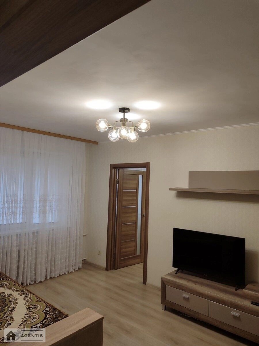 Сдам квартиру 2 комнаты, 47 m², 1 эт./5 этажей. Михайла Донця вул., Киев. 