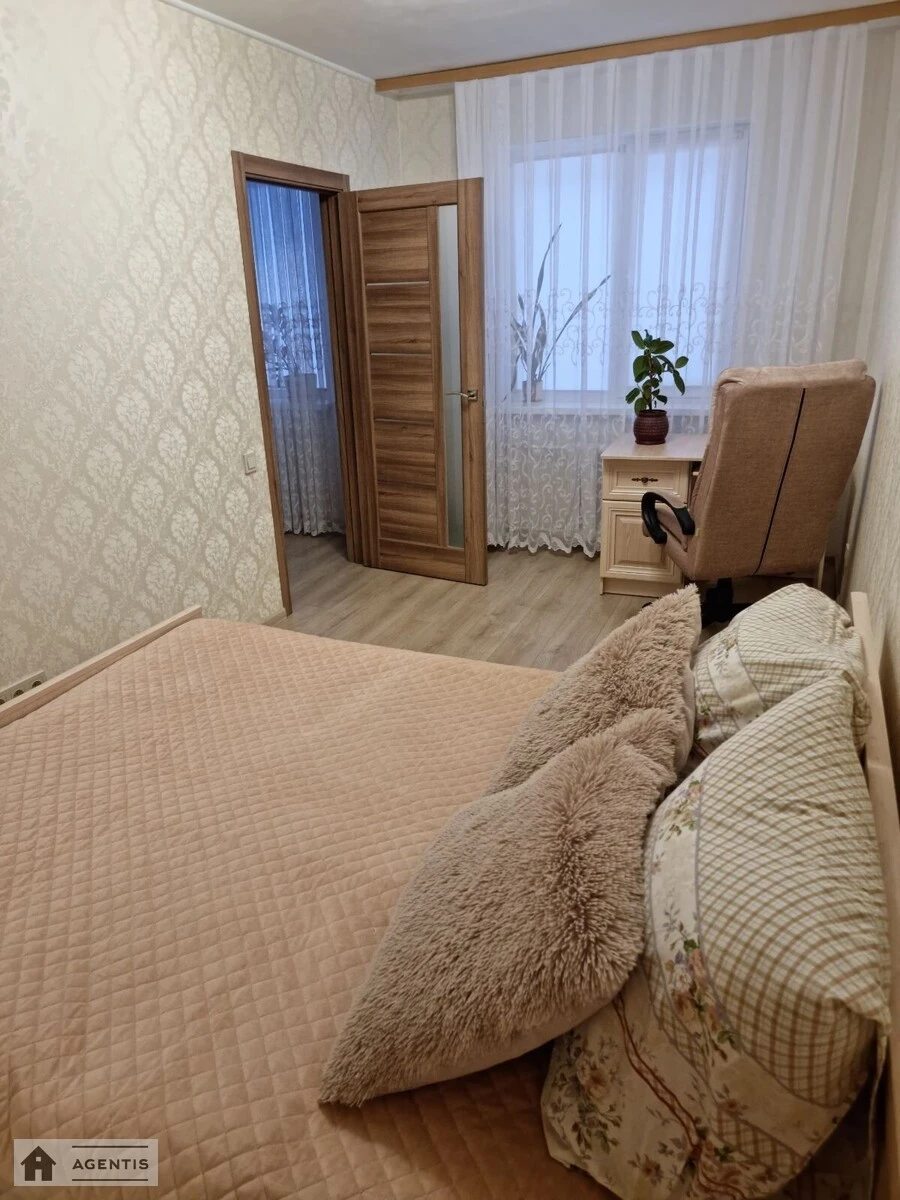 Сдам квартиру 2 комнаты, 47 m², 1 эт./5 этажей. Михайла Донця вул., Киев. 