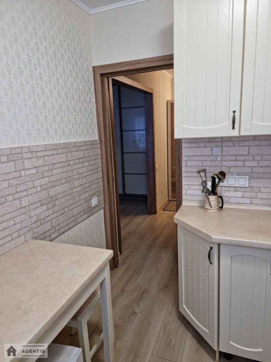 Сдам квартиру 2 комнаты, 47 m², 1 эт./5 этажей. Михайла Донця вул., Киев. 