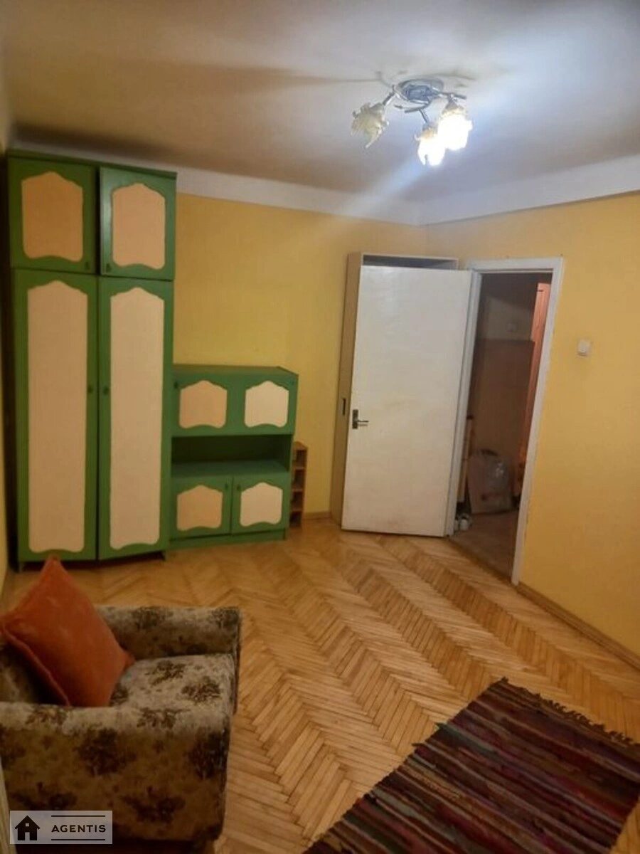 Сдам квартиру 3 комнаты, 52 m², 1 эт./5 этажей. Шевченковский район, Киев. 