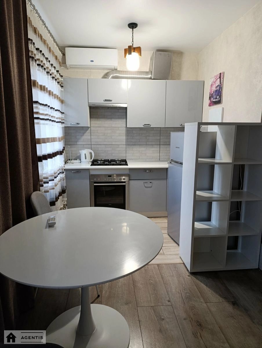 Apartment for rent 1 room, 30 m², 3rd fl./5 floors. 31, Yerevanska 31, Kyiv. 