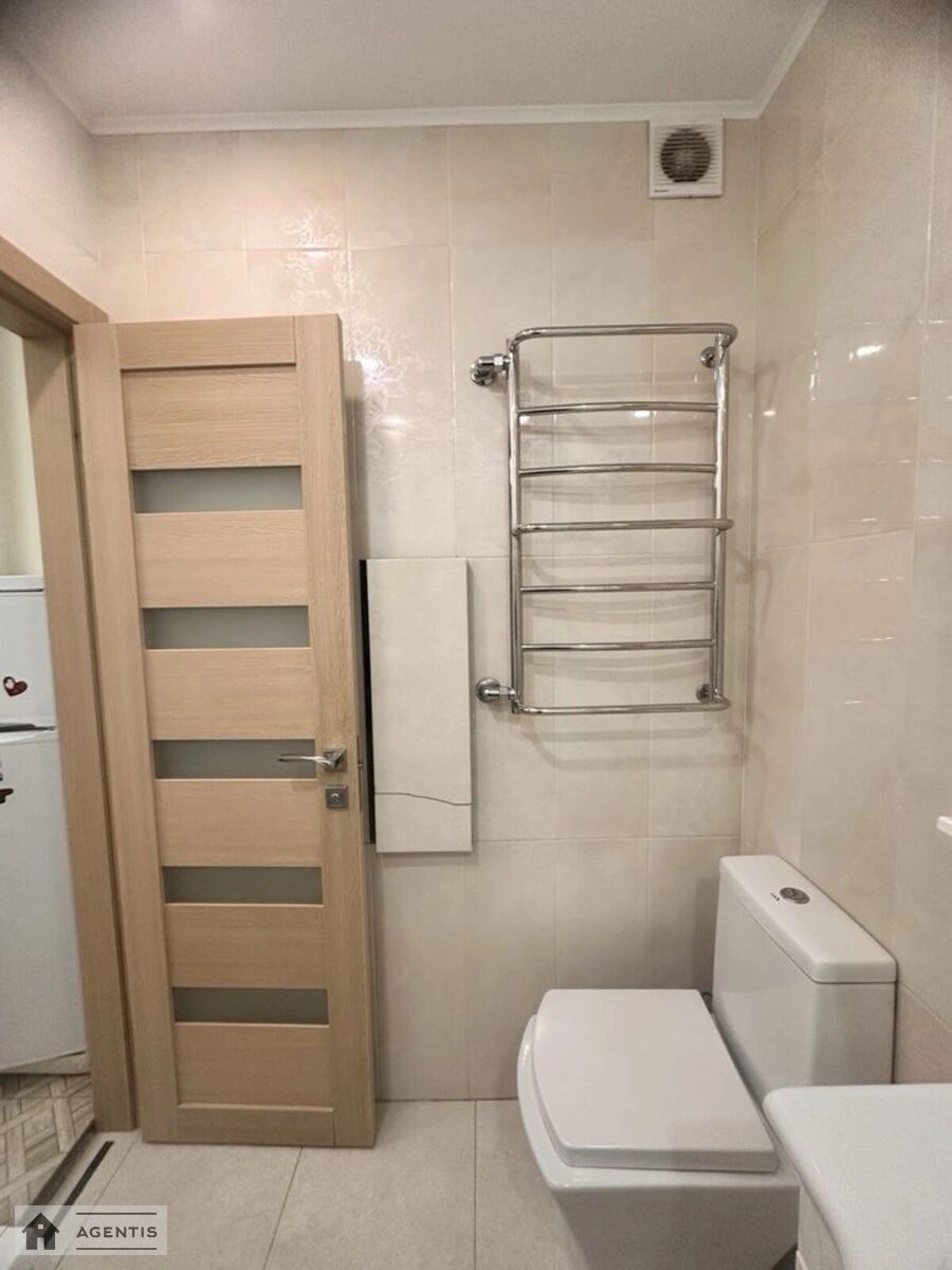 Сдам квартиру 2 комнаты, 43 m², 13 эт./18 этажей. Голосеевский район, Киев. 