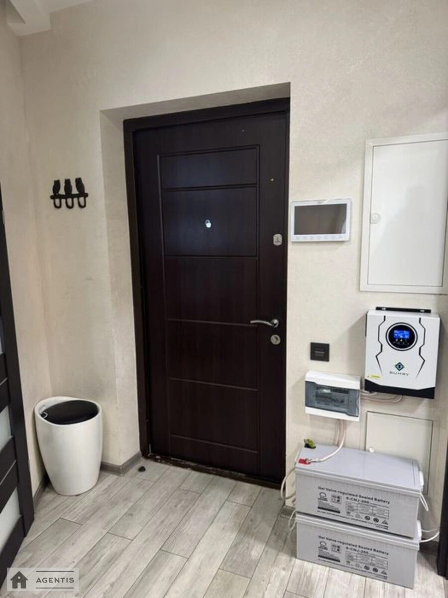 Сдам квартиру 2 комнаты, 50 m², 3 эт./30 этажей. 1, Заречная 1, Киев. 