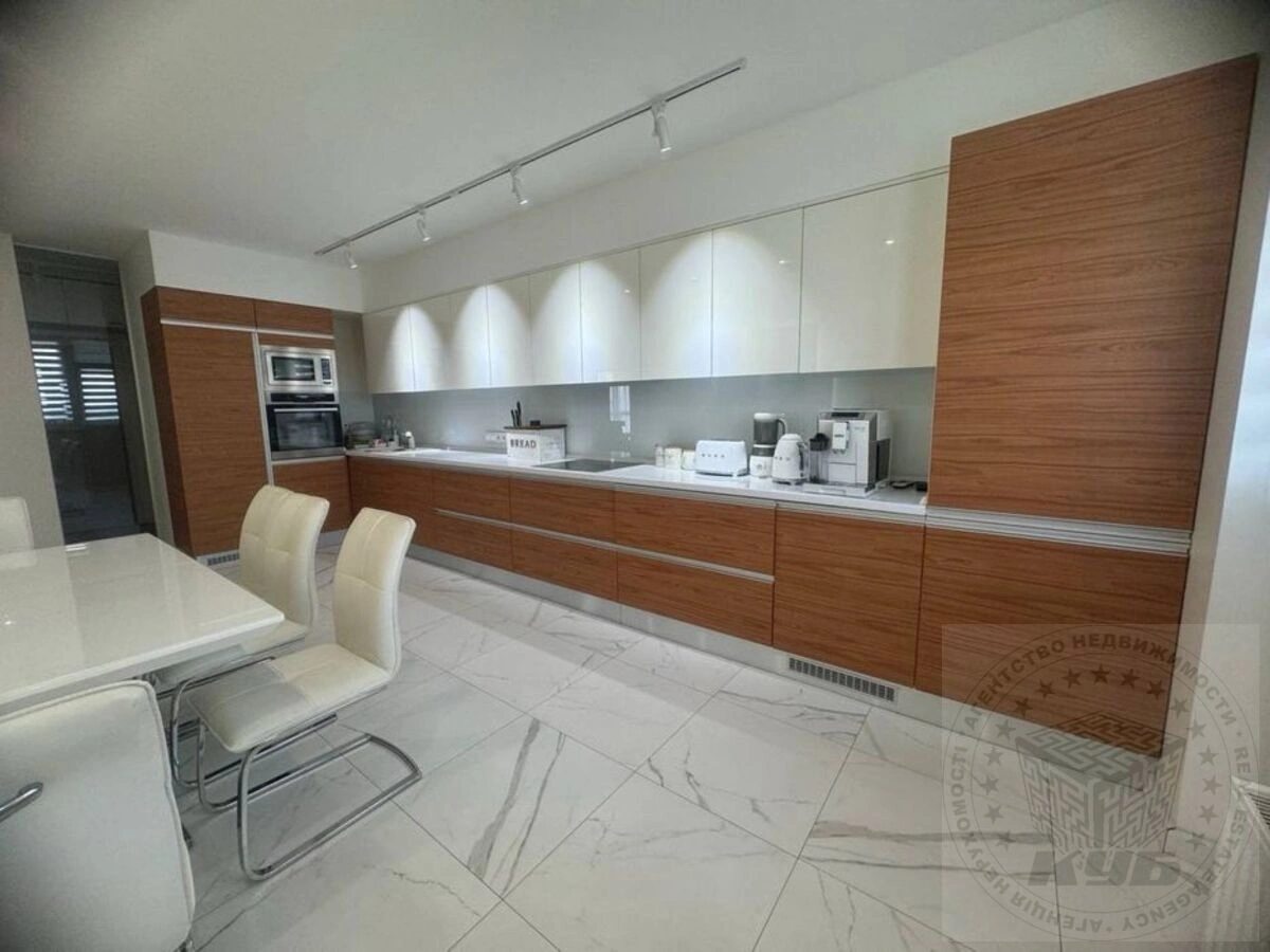 Продаж квартири 3 кімнати, 107 m², 22 пов./25 поверхів. 6, Казарменна вул. (Григорія Андрющенка), Київ. 