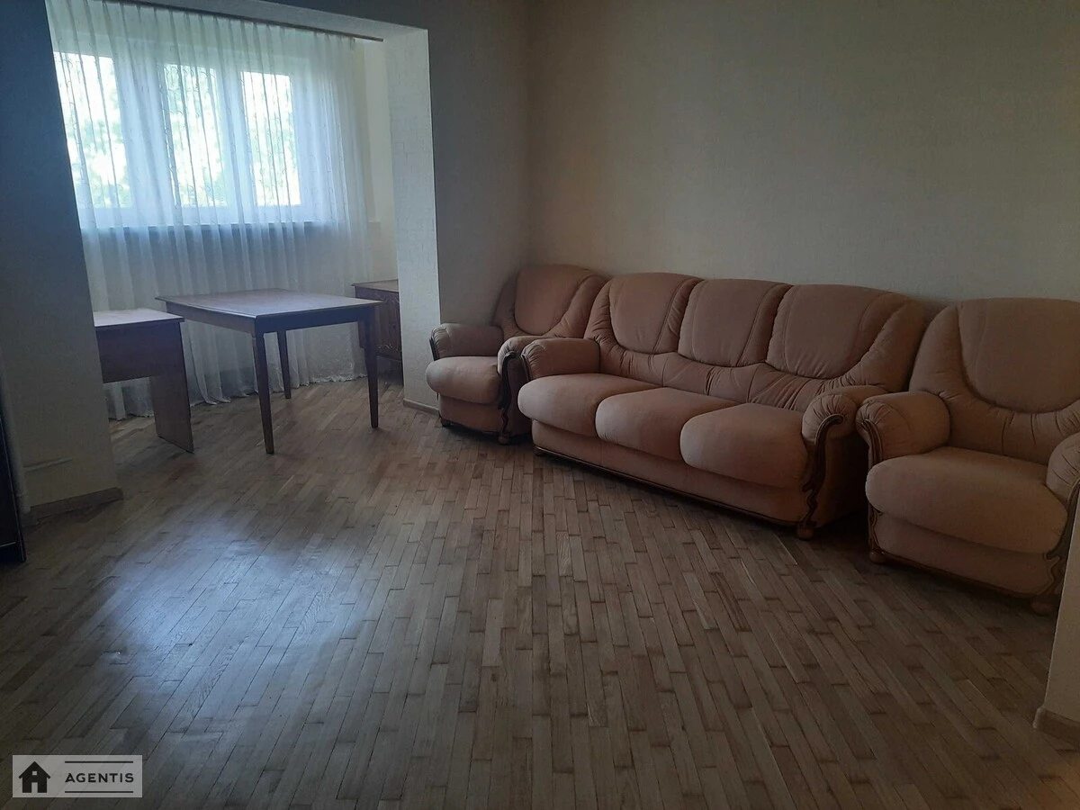 Сдам квартиру 2 комнаты, 72 m², 3 эт./17 этажей. 38, Петра Григоренка просп., Киев. 