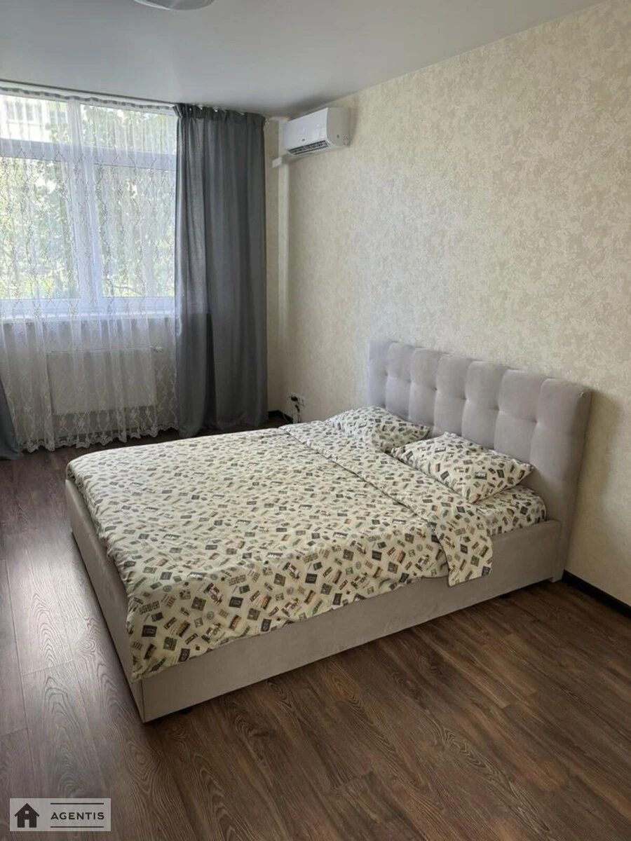 Apartment for rent 1 room, 40 m², 1st fl./25 floors. Voskresenska, Kyiv. 