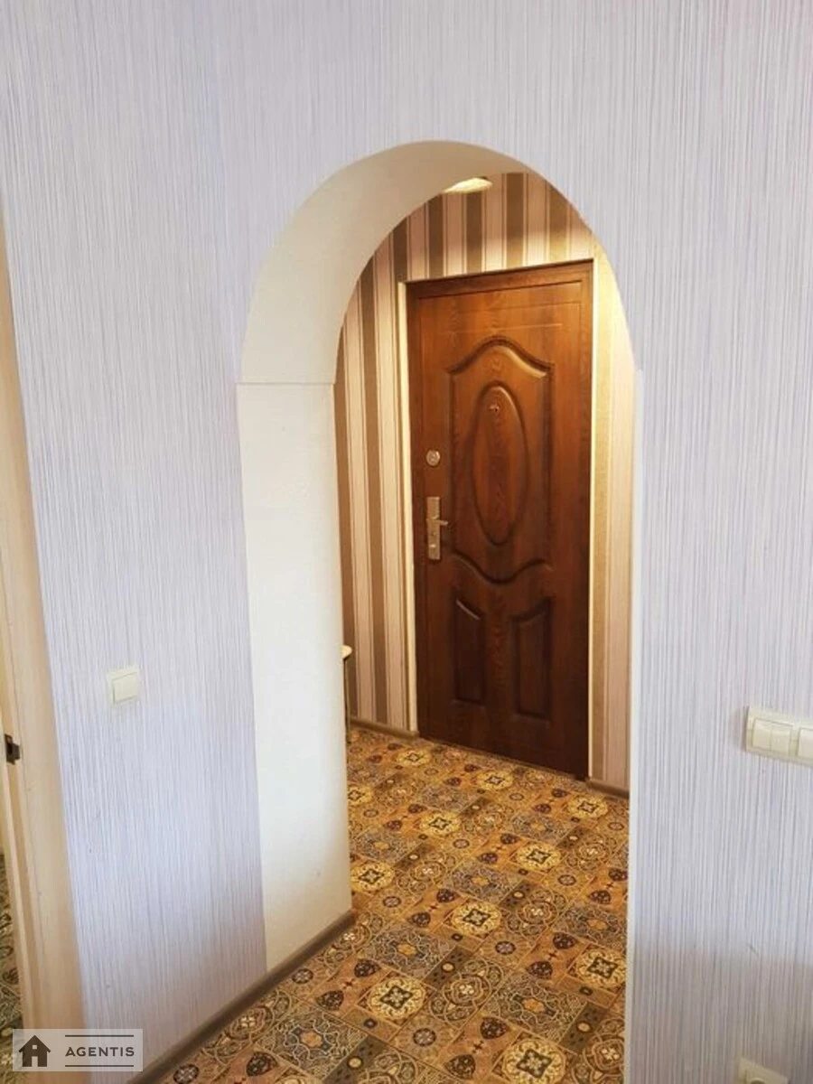 Apartment for rent 1 room, 51 m², 1st fl./3 floors. Klinichna, Kyiv. 