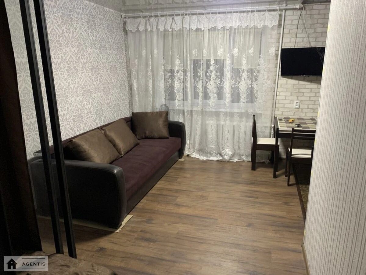 Apartment for rent 1 room, 30 m², 3rd fl./5 floors. 12, Ivana Dzyuby vul. Simyi Sosninykh, Kyiv. 