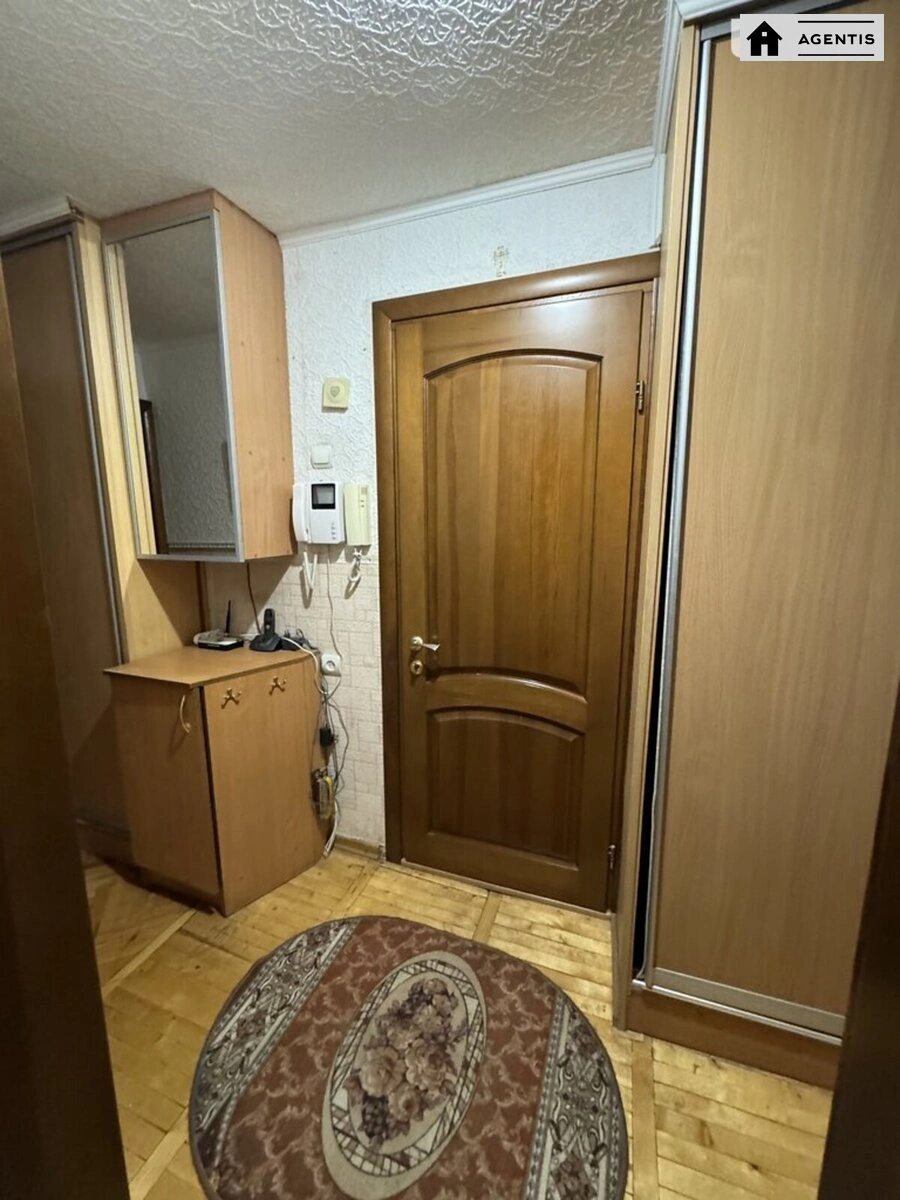 Сдам квартиру 2 комнаты, 52 m², 4 эт./9 этажей. Энтузиастов, Киев. 