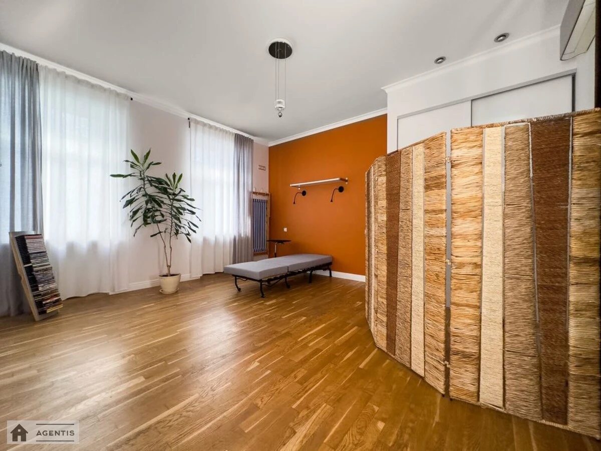 Сдам квартиру 4 комнаты, 128 m², 4 эт./6 этажей. Шевченковский район, Киев. 